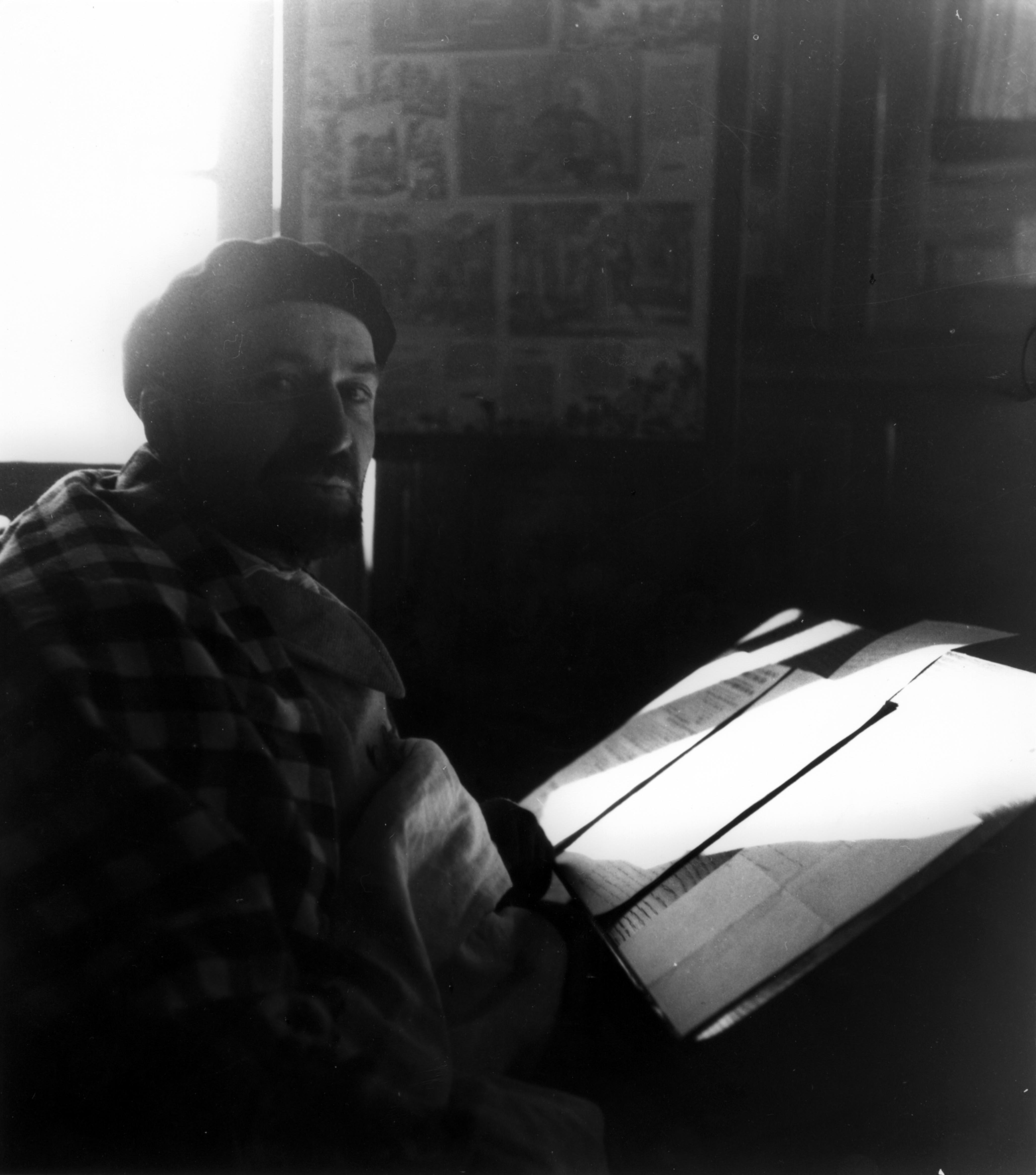 Henri Pourrat dans sa chambre-bureau, travaillant dans son lit, sur un pupitre fabriqué par son frère.