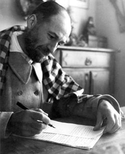 Henri Pourrat au travail dans son bureau